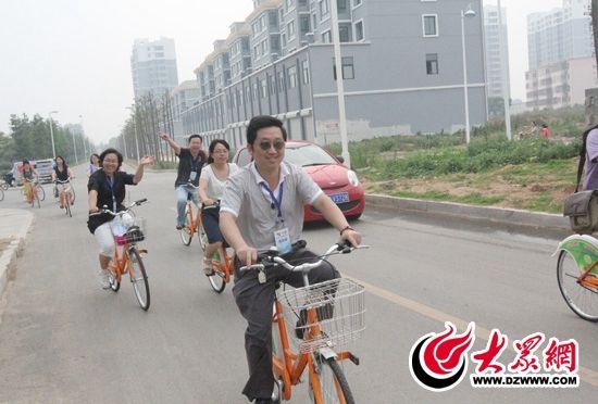 記者們騎上公共自行車，感受到城市公共自行車的便捷和樂趣。 記者 郭豪 攝。