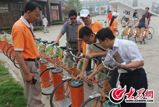 采訪團記者做好準備體驗公共自行車。 記者 郭豪 攝。