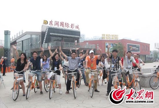 采訪團記者做好準備體驗公共自行車。 記者 郭豪 攝。